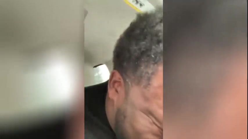 大笑